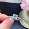 Anillo de esmeralda natural alta claridad lleno de fuego color piedra principal tamaño aproximado 4*5mm plata de ley 925 incrustación de precisión