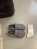Zapatos de lana con suela gruesa, forrados de pelo, una sola capa, 2026 Otoño/Invierno, estilo coreano, de una correa, completamente cerrados, zapatos de pelo de suela plana