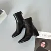 Botas de tornozelo quadradas com salto grosso estilo francês de 6cm para mulheres, coleção de inverno 2026, botas versáteis de corte justo, estilo moderno e sofisticado, botas elegantes para mulheres