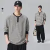 Camiseta de manga longa com gola Henley listrada, moletom masculino de corte solto, novo estilo primavera/outono 2026, peça interna tendência de nicho, camiseta básica masculina