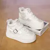 Aumento de Altura Interna 2026 Inverno Pelúcia Branca Novos Sapatos Estilo Coreano ins Estudante Feminina Tênis de Skate Esportivo Sapatos Casuais K5609