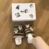 Pantuflas de Felpa Rayadas con Perrito 3D de Dibujos Animados Estilo Otoño/Invierno para Mujer Calientes con Felpa Adicional Suela Suave Antideslizantes Puntera Cerrada Pantuflas de Algodón