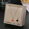 Agita la misma cadena de clavícula de acero de titanio de trébol de cuatro hojas blanco y negro Joker collar que no se decolora joyería simple de moda para mujer al por mayor