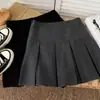 Novo Estilo Primavera e Verão 2025 Cinza Estilo Preppy Cintura Alta Justa Saia Plissada Saia Evasê Anti-Exposição para Mulheres