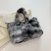 Bolsa de Pelúcia Grande Capacidade Outono 2025 Nova Bolsa Feminina Elegante de Alto Valor Bolsa de Ombro Bolsa Tote para Mulheres