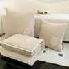 Almohada y Colcha Plegable Dos en Uno Estilo Francés Lujo Ligero Cojín para Coche Manta para Siesta en la Oficina Manta para Aire Acondicionado