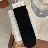 Calcetines grises sin costuras de estilo japonés con textura para mujer, de media pantorrilla, de 26 años, combinados con zapatos Birkenstock, con patrones sutiles y ligera compresión.