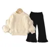 Conjunto de Suéter para Meninas Outono/Inverno Novo 2026 Suéter Brilhante com Diamantes e Calça Flare Conjunto de Tricô Pulôver Duas Peças