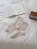 Calcetines otoñales de flores pequeñas y delicadas tienen una atmósfera estilo miu retro (claro y frío) calcetines versátiles de media pantorrilla dulces sin costuras