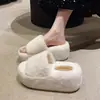 Nuevas zapatillas peludas versátiles 2026, zapatillas de algodón de suela gruesa de moda para exteriores, zapatillas antideslizantes para mujer de otoño e invierno