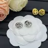 Brincos Tb Brand de Superfície Lisa para Mulheres, Design de Nicho com Sensação de Alto Padrão, Brincos de Luxo Leve, E-commerce Transfronteiriço Europeu e Americano, Venda Direta da Fábrica