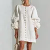 Vestido corto nuevo 2026, estilo francés, mangas de linterna florales tridimensionales, cuello redondo, de un solo botón, corte holgado, favorecedor de la figura