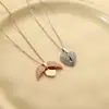Colar gargantilha em aço inoxidável banhado a ouro real com pingente em formato de coração com asas de anjo, com opção de gravação, para mulheres