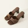 Sandalias de cuero suave con tacón grueso y puntera abierta estilo francés para mujer, nuevo estilo de verano, chanclas de gamuza de tacón alto con un toque de alta gama