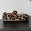 Mocasines de punta fina, forrados de felpa y de suela plana para mujer, colección otoño/invierno 2026, con un diseño chic, ligero y elegante, y una textura mullida similar al algodón.
