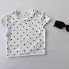 Camiseta Estilo Coreano de Bolinhas Manga Curta para Bebê e Criança Pequena Camiseta Básica Versátil Gola Redonda Design Retro Tendência Camiseta de Bolinhas Manga Curta