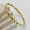Pulseira de Aço Titânio Oca com Padrão de Estrelas Banhada a Ouro 18K, Joia de Nicho Minimalista Vintage de Luxo Atacado