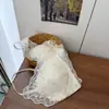 Lingerie de renda francesa, projetada para mulheres com seios pequenos, apresenta um estilo sexy e sedutor, é sem aro para conforto e vem na cor branca.. É um sutiã fino e leve adequado para o verão