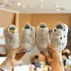 Novos tênis esportivos infantis para o início do outono de 2026, tênis respiráveis com sola macia para meninos, sapatos brancos casuais da moda para estudantes meninas