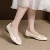 Novos sapatos femininos estilo retrô, versáteis, com bico quadrado, corte baixo e salto baixo para o outono de 2026, apresentando uma fivela quadrada, salto grosso e sola macia