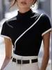 Top de Contraste Preto e Branco com Gola Alta, Manga Curta e Decoração de Listras Diagonais, Caimento Justo, Simples e Elegante, Realça Ombros e Pescoço