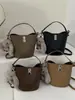 Bolso Cubo de Gran Capacidad Transfronterizo con Patrón de Lichi, Nuevo Bolso de Mano Versátil de Nicho 2025, Bolso Cruzado para Viajero