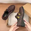 Mocasines estilo británico para mujer con hebilla de metal, nueva colección otoño 2026, versátiles y adecuados para el trabajo, con cierre de velcro, en un estilo clásico "old money", zapatos pequeños de piel