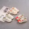 Zapatos para niñas 2026 otoño nuevo zapatillas deportivas de cuero para niños zapatos blancos para niñas zapatos deportivos ligeros para niños