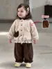 Conjunto de Pelúcia para Meninas Super Estiloso Suéter de Lã para Menina Pequena Casaco Calça Casual para Bebê Conjunto de Três Peças Roupas de Inverno para Crianças