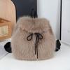 Nova bolsa de pelúcia feminina 2024 imitação de raposa outono e inverno bolsa de pelúcia alto valor de cor mochila de pelúcia de rua