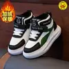 Zapatos de caña alta para niñas 2025 Tenis cálidos de terciopelo para niños Invierno Zapatos para niños de cuero antideslizantes resistentes al desgaste Impermeables y cálidos