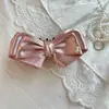 Pinza de plátano con lazo de oso de satén suave para mujer, pinza para el pelo de tela con un toque juvenil, versátil y elegante para el uso diario