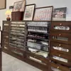Gabinete de Exhibición Vintage de Madera Maciza para Salón de Uñas, Gabinete Estilo Antiguo, Gabinete para Esmalte de Uñas y Gel, Gabinete de Pie, Gabinete de Almacenamiento para Tablero de Colores de Esmalte de Uñas