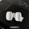 Brincos de Tarraxa Quadrados Pesados Vintage com Superfície Curva Escovada para Mulheres, Estilo de Nicho Europeu e Americano, Brincos Elegantes e Versáteis com Pino de Prata