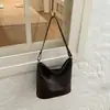 Bolsa tipo cubo texturizada de moda casual de nicho con patrón tejido, modelo nuevo de verano 2026 para trabajo y desplazamientos, bolso de hombro para mujer