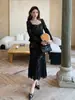 Elegante vestido preto de renda estilo francês, de manga longa, justo ao corpo, valoriza a silhueta, longo que abraça os quadris, nova moda feminina outono e inverno