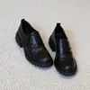 Mocassins de microfibra grossos com efeito desgastado à pronta entrega para mulheres, saltos plataforma retro com velcro e bico redondo, sapatilhas estilo britânico para primavera e outono 2026