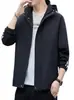 Nueva chaqueta cortavientos casual de alta gama para hombre, para primavera y otoño, con capucha y tres rayas, ajuste holgado