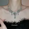 Conjunto de Brincos e Colar com Pingente de Flor Cravejado de Diamantes Estilo Palácio, Corrente de Clavícula da Moda, Joias de Luxo Leve e de Alto Padrão para Mulheres