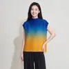 Camisa Plissada Elegante e Artística em Gradiente Azul-Laranja com Gola Meio Alta e Cobertura nos Ombros, Colete Solto para Mulheres