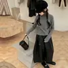 Blusa de manga comprida para meninas no inverno, gola média, novo estilo para crianças mais velhas, estampa de bolinhas, roupa íntima versátil de gola semi-alta