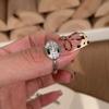 Joyería Italiana de Lujo Ligero de Gama Alta Dibujada con Alambre Medieval Antiguo Estilo Retro Old Money Forjado Fideos Diamante Verde Anillo Pequeño de Serpiente Espiritual para Mujer