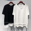 8182#(preço oficial) Nova camiseta feminina de 2025, gola V, bainha com aplicação de renda, modelagem solta, estilo two-piece falso, manga curta