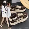 Tênis Feminino de Lona Estampa Leopardo Retrô 2026 Novidade de Outono Solado Macio Antiderrapante Casual Esportivo Solado Grosso Calçados de Viagem