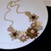 Collar colgante de flor acrílica incrustada de diamantes, cadena de clavícula estilo corte vintage, lujo ligero, sensación de alta gama, accesorio versátil, al por mayor