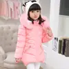 Ropa infantil abrigo acolchado de algodón para niñas 2023 Invierno nuevo estilo coreano para niños medianos y grandes abrigo acolchado de algodón de longitud media con cuello de pelo para niños