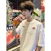 Moda Verão Masculina Personalidade Plissada Patchwork Bordado Camiseta Masculina Adolescentes Solta Listrada Retro Emblema Gola Redonda T