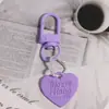 Colgante de Metal con Forma de Corazón Inglés Colorido Llavero Color Caramelo Accesorio con Forma de Corazón Hebilla de Puerta Decoración DIY
