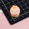 Bolo de Aniversário de Creme Tridimensional Acessórios de Resina Cola de Creme Enfeites DIY Brinquedo de Comida Pingente de Chaveiro Material de Cena