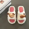 Zapatillas de Felpa con Tira Única Estilo Lindo para Mujer 2026 Otoño/Invierno Tacón Plano Diarias Antideslizantes Suela Suave Cómodas de Algodón Estilo Girly
